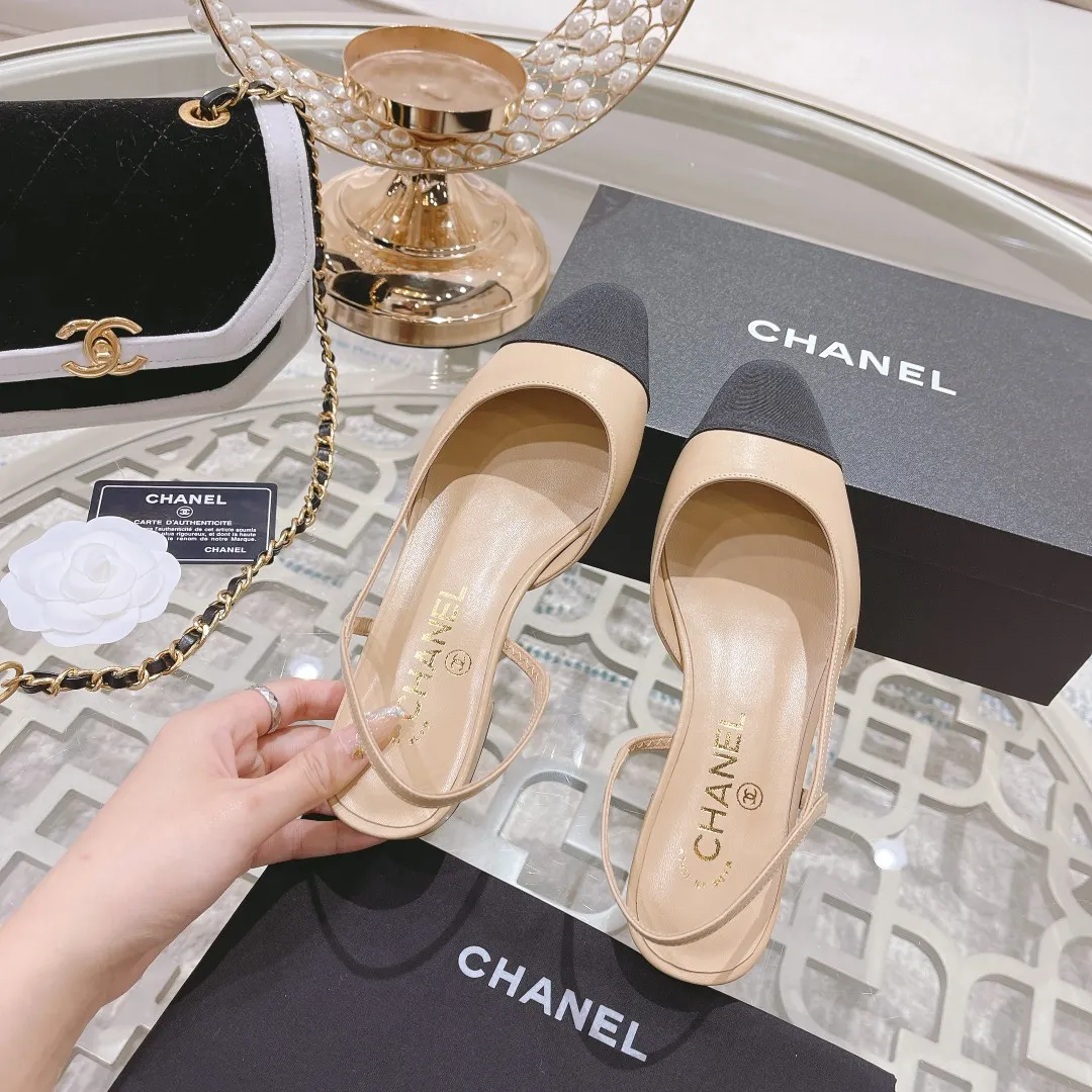👟👟Ex-factory price 440👟👟 Chanel - Spring and summer classic color-blocked low-heeled side hollow sandals ⚠ Fashionable catwalk style❤ Mixed splicing colors, hollow toe style on the inside, 2.5cm thick heel and small logo embellishment, a fashionable interpretation! How to match the series to look good! Original customized wood-colored leather outsole, imported sheepskin surface, goatskin lining for feet... 35-40 regular sizes (41.42, 43 custom-made, non-returnable) 🎁Latest full set of packaging at the counter